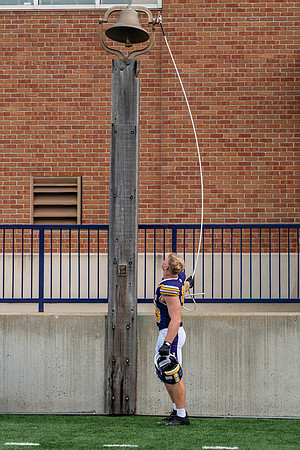 AUvHillsdaleFtball0925AWB_3175