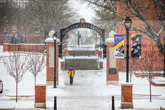 StudentsReturnWinterCampus0125AWB_6929