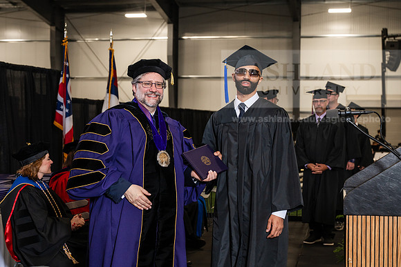 025GradAssociateArts0526AWB_1151