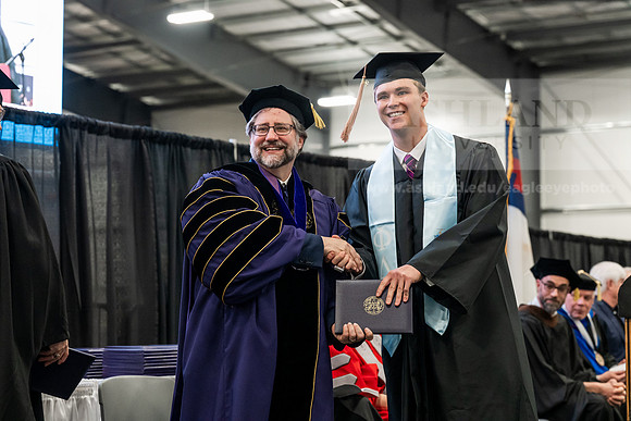 016GradBachelorBusinessAdmin0526AE3_7822