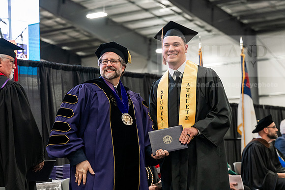 039GradBachelorBusinessAdmin0526AE3_7837