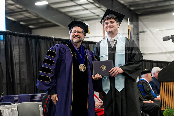 084GradBachelorBusinessAdmin0526AE3_7871