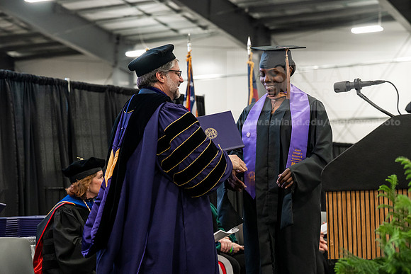 016GradMasterBusinessAdmin0526AE3_8406