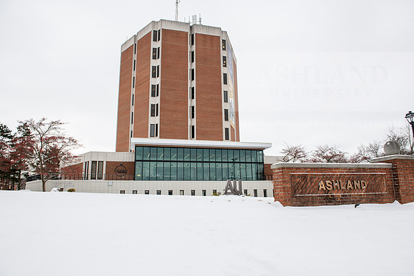 StudentsReturnWinterCampus0125AWB_6584