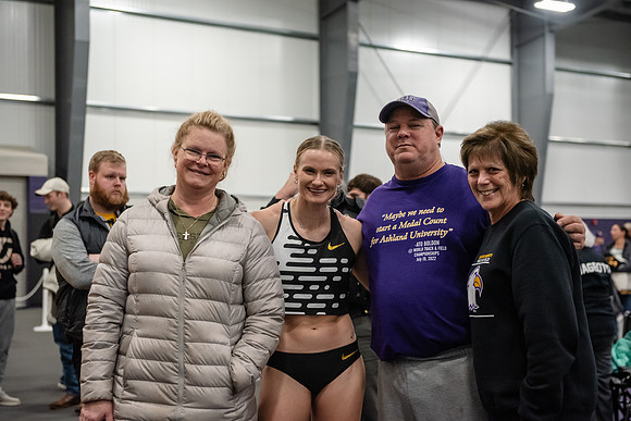 103KatieMoonPoleVault0224ALW_7698