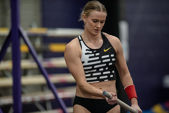 044KatieMoonPoleVault0224ALW_7605