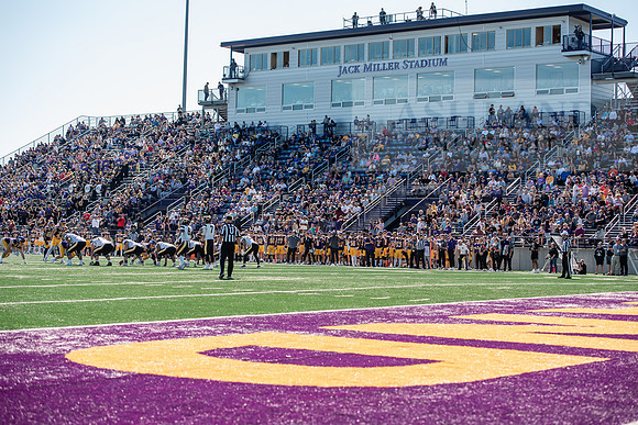 HOCOAUvOHDomFootballGame1024ALW_8647