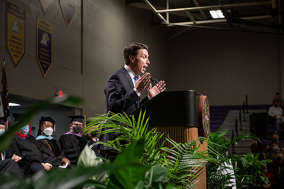 062WiGradCeremony1221ALW_6339