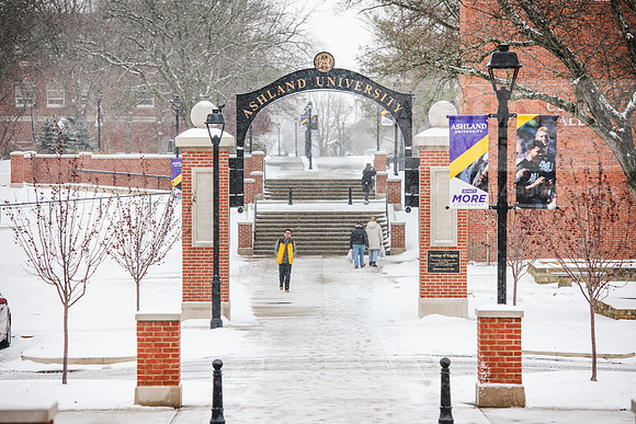 StudentsReturnWinterCampus0125AWB_6923