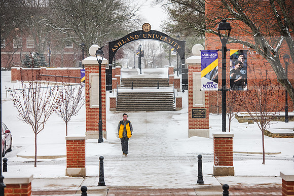 StudentsReturnWinterCampus0125AWB_6935