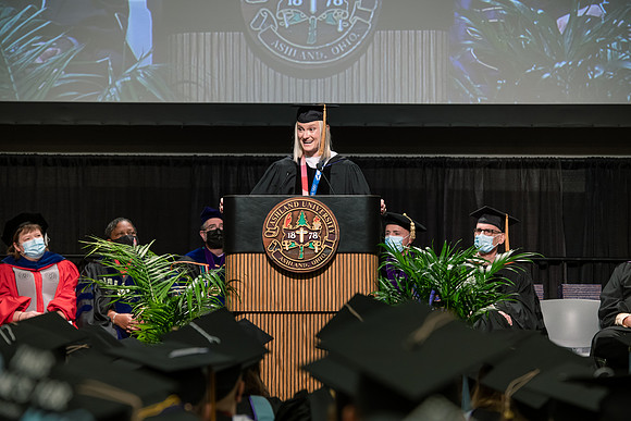 172WiGradCeremony1221ALW_6481