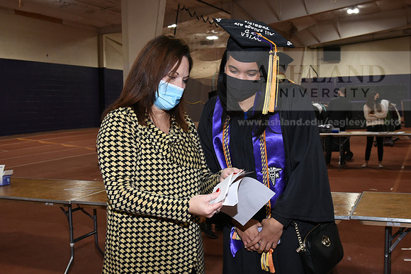 048WiGradPreCeremony1221MP7_0069