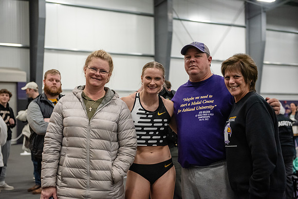 104KatieMoonPoleVault0224ALW_7700
