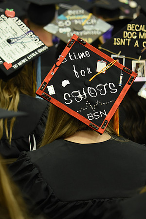 162WiGradCeremony1221MP7_0404