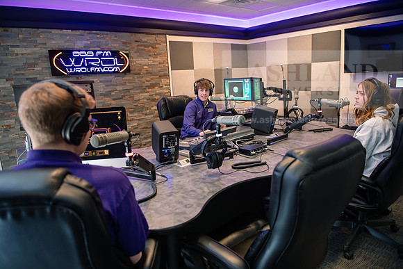 WRDLRadioMorningShow0224AWB_8659