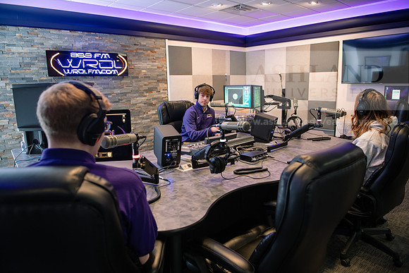 WRDLRadioMorningShow0224AWB_8661