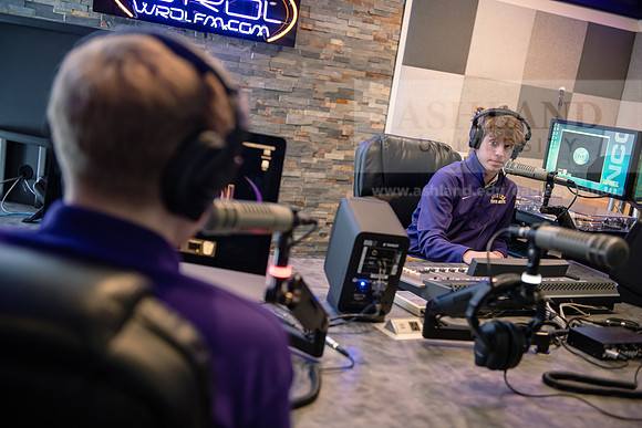 WRDLRadioMorningShow0224AWB_8669