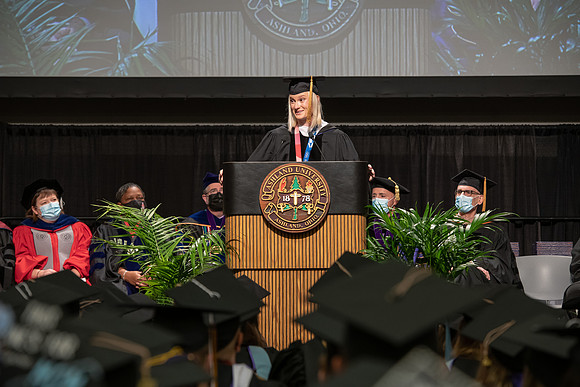 171WiGradCeremony1221ALW_6480