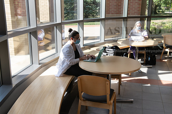 NursingStudentOnCampus0920ALW_7096