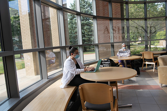 NursingStudentOnCampus0920ALW_7104
