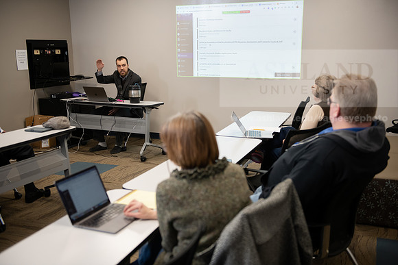OnlineInstructionalLearning0320ALW_7711