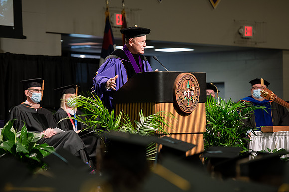 026WiGradCeremony1221ALW_6310