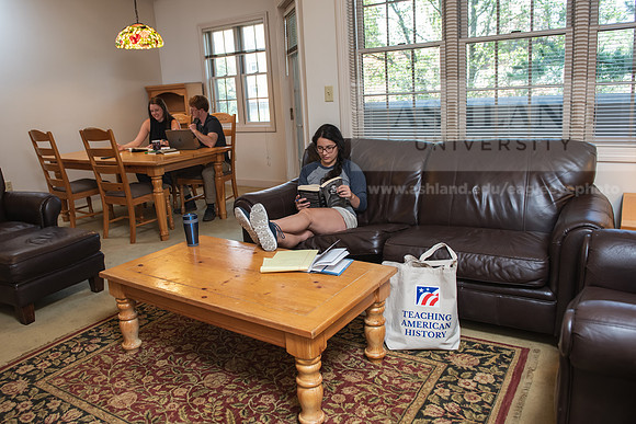 MAHGSeniorApts0723AWB_7132