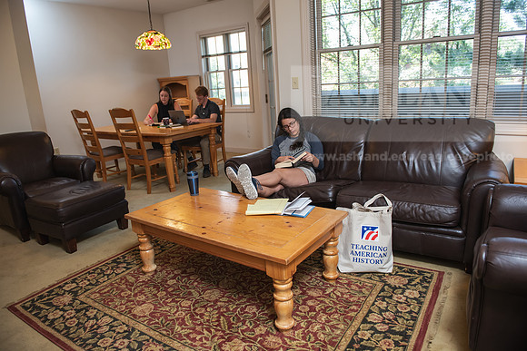 MAHGSeniorApts0723AWB_7135