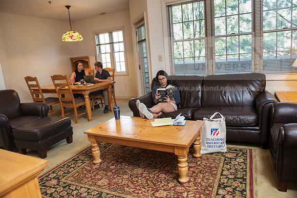 MAHGSeniorApts0723AWB_7145