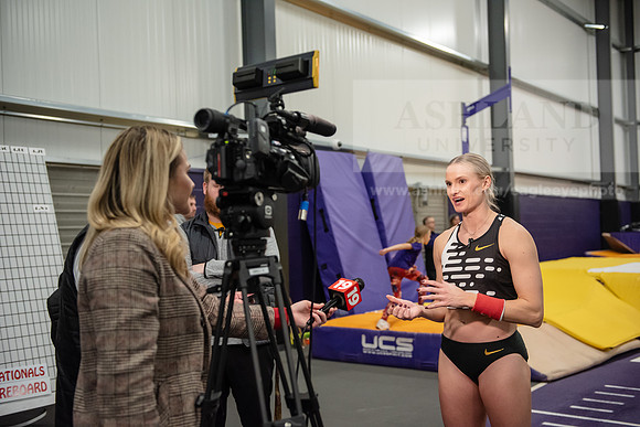 114KatieMoonPoleVault0224ALW_7756