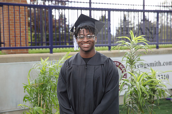 102SPGradUGGraduates0521MBIMG_0170