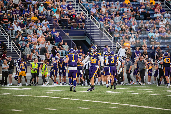 AUvIUPFootball0924ALW_8366