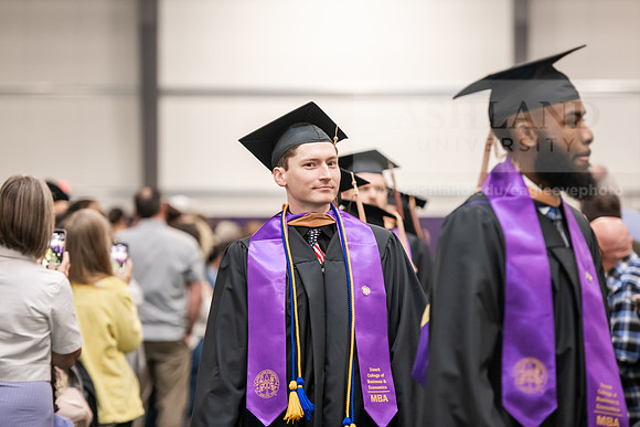 084SpGradProcessional0525AWB_2364