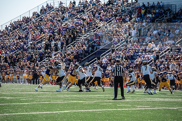 HOCOAUvOHDomFootballGame1024ALW_8653
