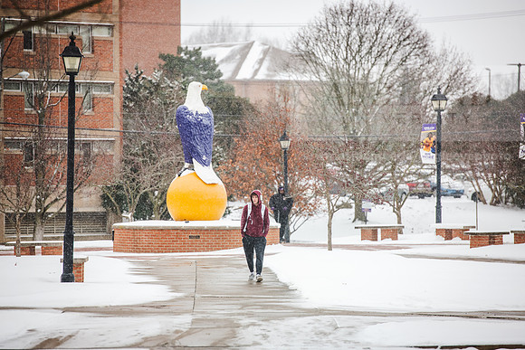 StudentsReturnWinterCampus0125AWB_7002