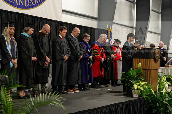 043SpGradCeremony0525AEAU-Graduation-2025-Andrew-0162