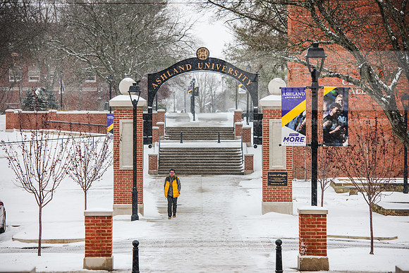 StudentsReturnWinterCampus0125AWB_6933
