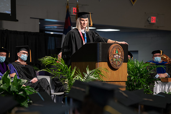 194WiGradCeremony1221ALW_6511