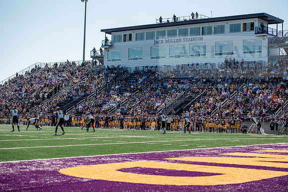 HOCOAUvOHDomFootballGame1024ALW_8634