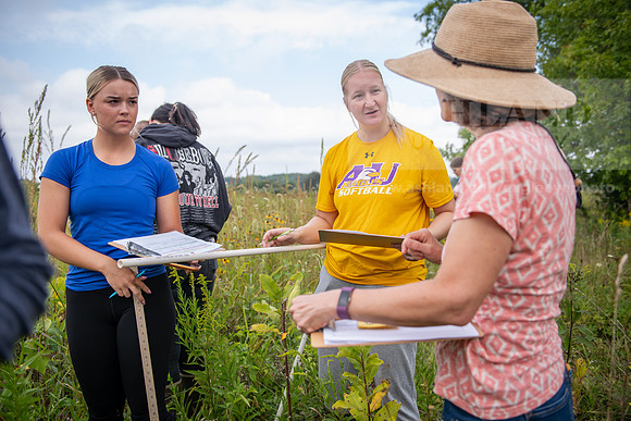 Biology_Saunders_BlackFork_Milkweed0923AWB_3578