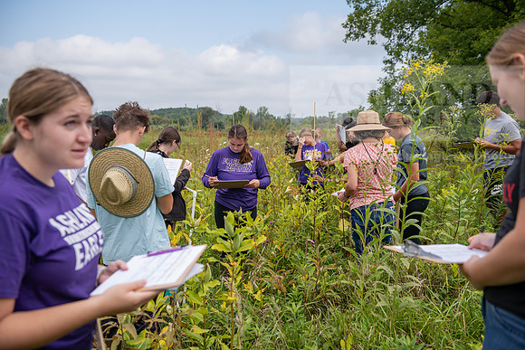 Biology_Saunders_BlackFork_Milkweed0923AWB_3504