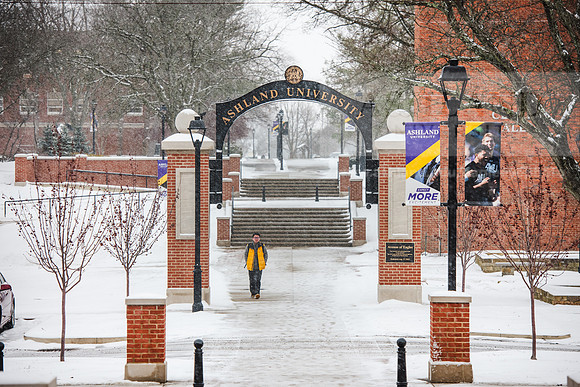 StudentsReturnWinterCampus0125AWB_6928