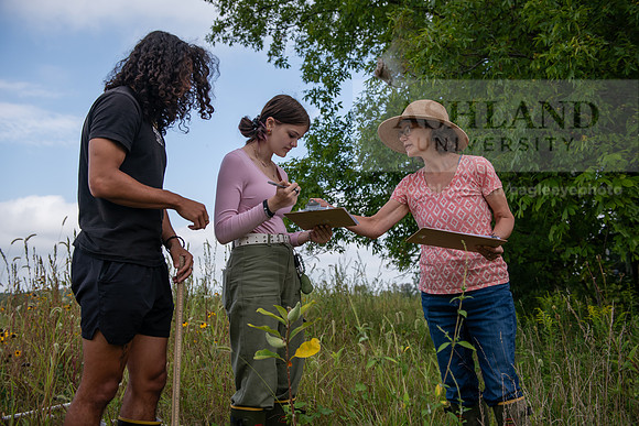 Biology_Saunders_BlackFork_Milkweed0923AWB_3531