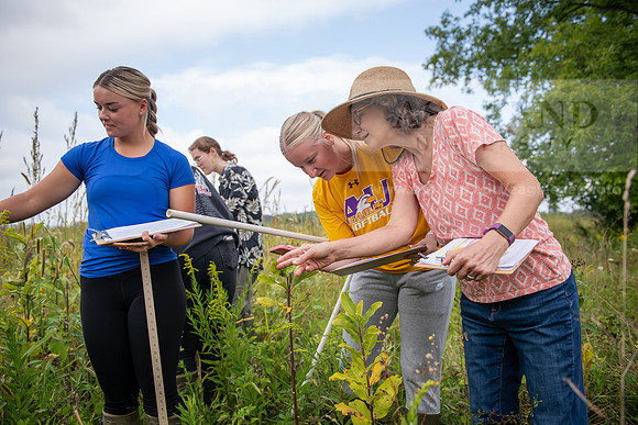 Biology_Saunders_BlackFork_Milkweed0923AWB_3586