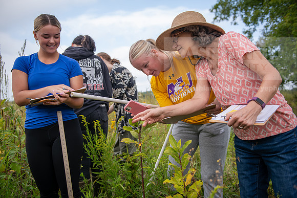 Biology_Saunders_BlackFork_Milkweed0923AWB_3582