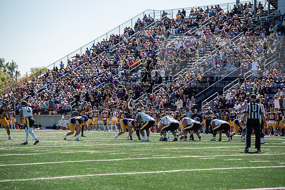 HOCOAUvOHDomFootballGame1024ALW_8651