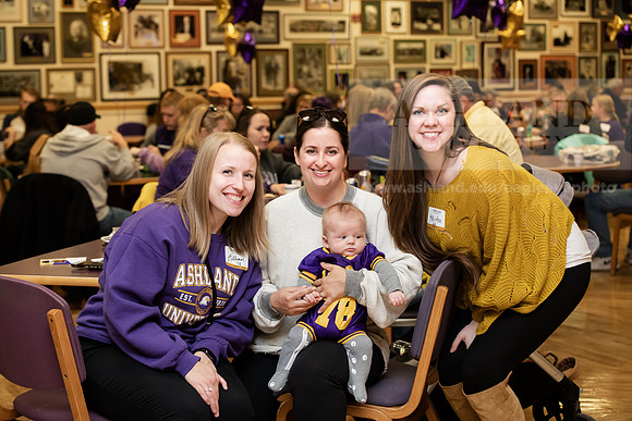 024HomecomingAlumniParty1019ALW_7487