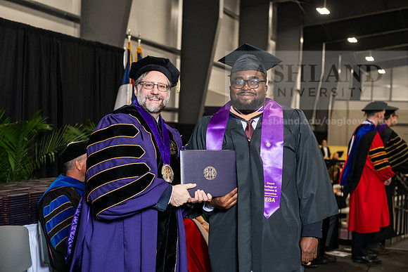 009SpGradMasterBusinessAdmin0525AWB_3064