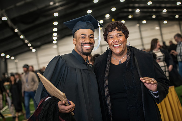 034WIGradPostCeremony1222ALW_1277