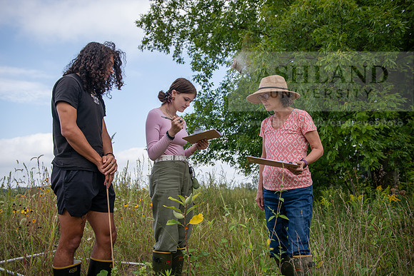 Biology_Saunders_BlackFork_Milkweed0923AWB_3528